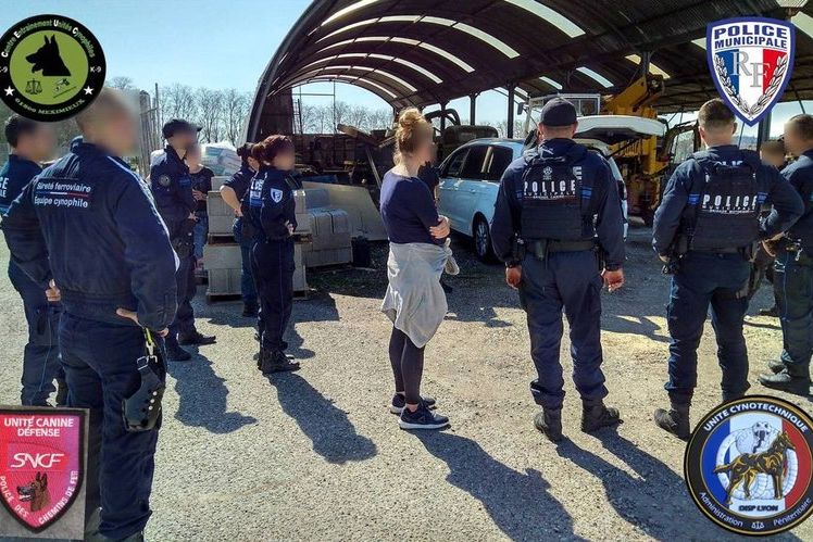 Briefing d'une équipe cynophile de Police Municipale lors d'une formation CEUC
