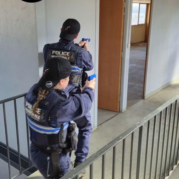 Progression tactique en binôme dans une cage d'escalier lors d'un exercice