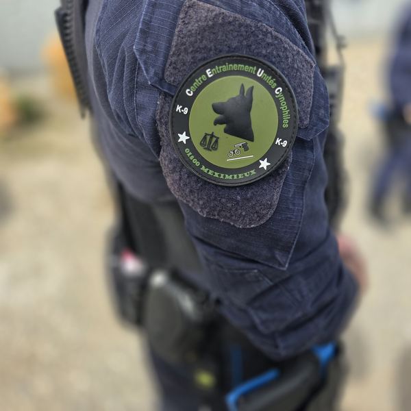 Écusson du CEUC de Meximieux cousu sur la manche d'un agent en tenue d'intervention